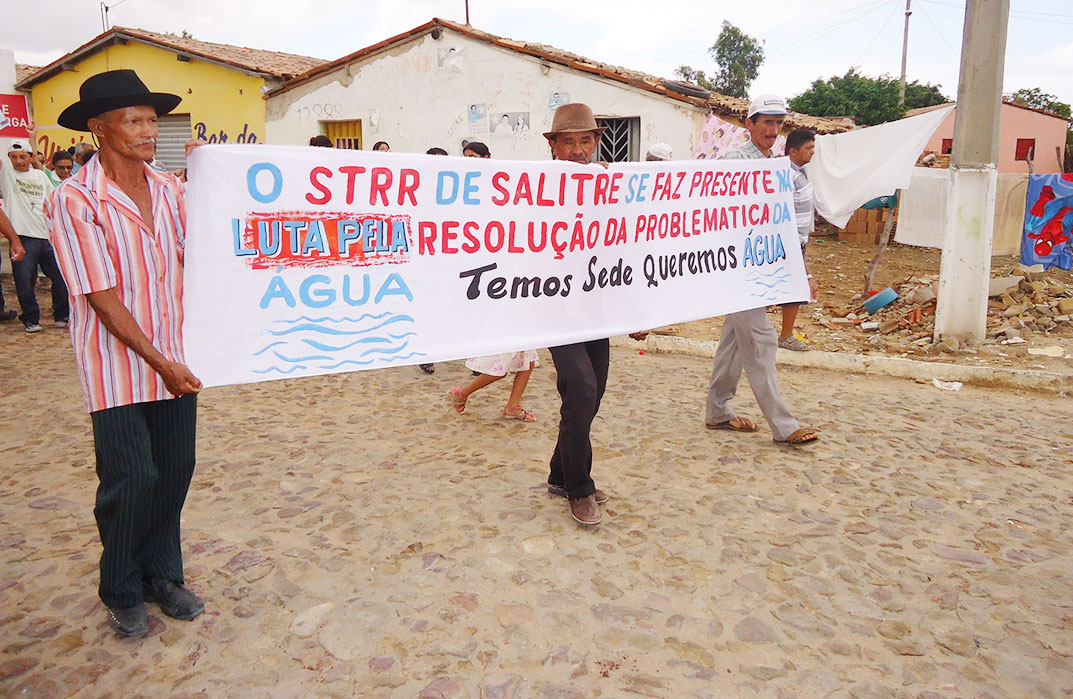 Salitre protesta contra o descaso: Temos sede. Queremos água!